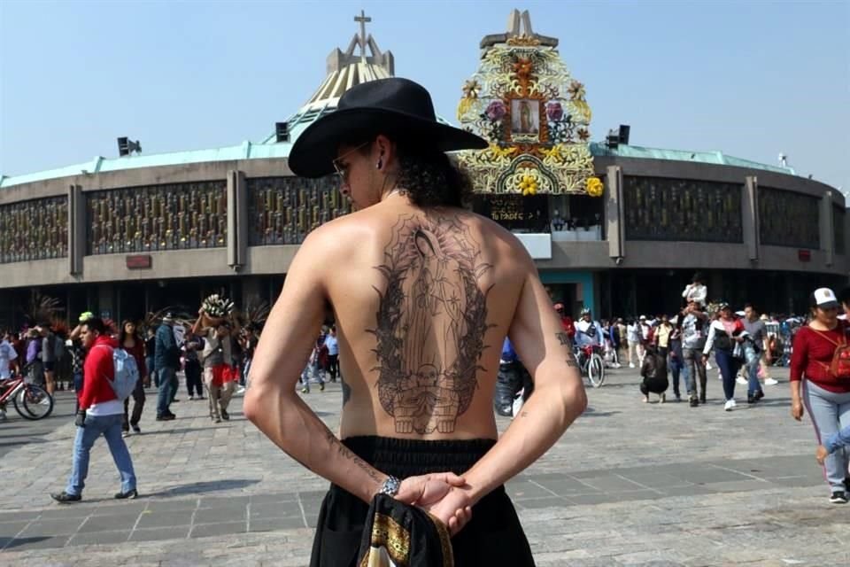 Sagrado Hernández, originario de Autlán, Jalisco, lleva su fe por la Virgen incluso en la piel.