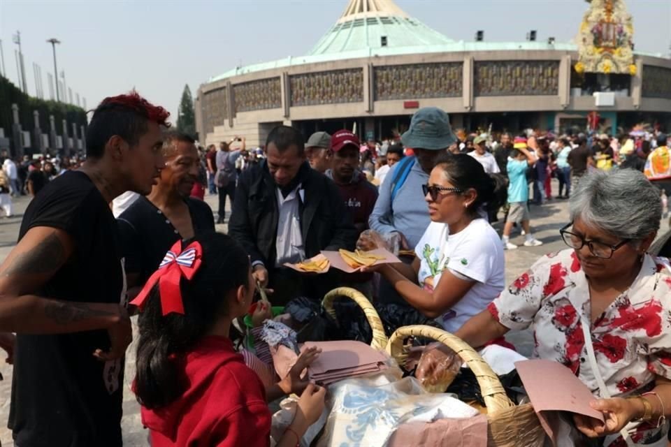 La familia Pérez ofreció tacos de canasta a los feligreses que se dieron cita en el Templo.