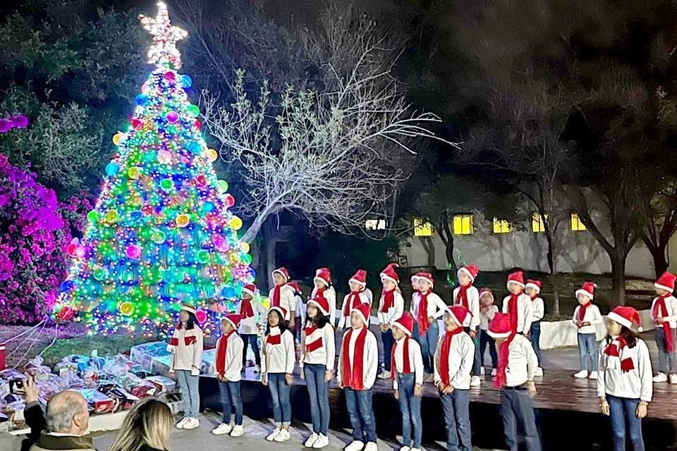 La institución celebró hace unos días el encendido de su pino navideño.