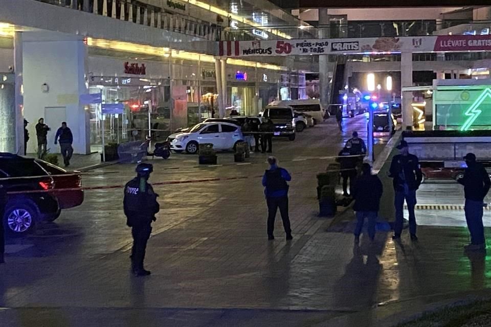 Las primeras versiones señalan que, tras una discusión entre varias personas en uno de los antros, se desató una riña por varios puntos de la plaza.