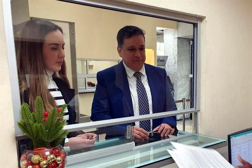 Ulises Carlín, Consejero Jurídico del Gobernador, entregó el documento.