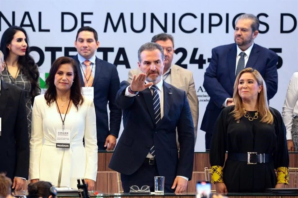 Adrián de la Garza dijo que los municipios quieren impulsar una nueva etapa del federalismo en el País.