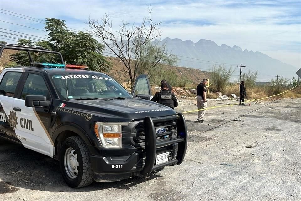 El cuerpo, con huellas de tortura y heridas de arma de fuego, fue localizado en la Carretera a Saltillo, cerca del entronque a García.