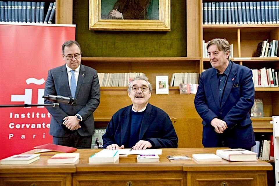 Gonzalo García Barcha (centro), hijo del Nobel, encabezó la donación junto con el Embajador colombiano, Alfonso Prada (izq.), y el director del Instituto Cervantes, Luis García Montero.