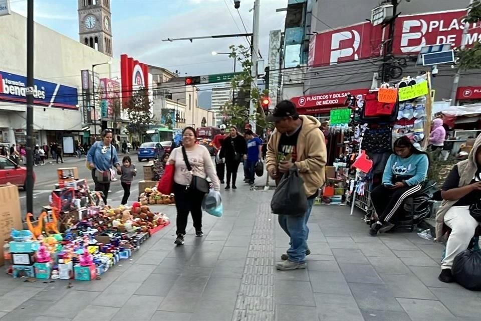 Vendedores de ropa, comidas y hasta maquillaje, invaden las banquetas de zona centro de la Ciudad. 