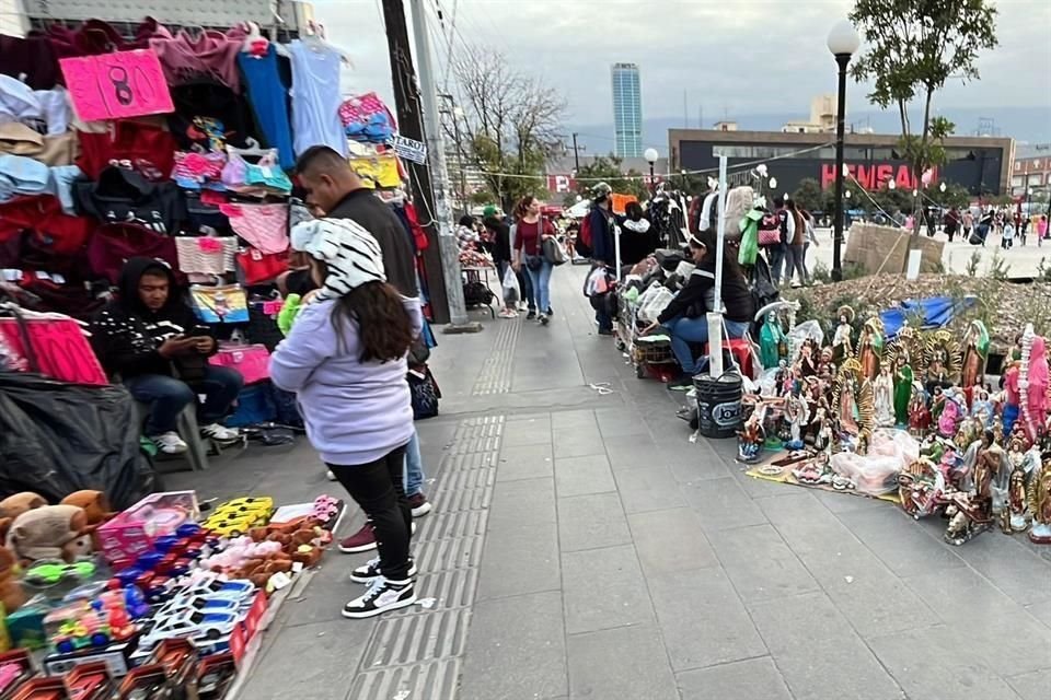 Los comerciantes acapararon las zonas peatonales, como en el área del Colegio Civil.