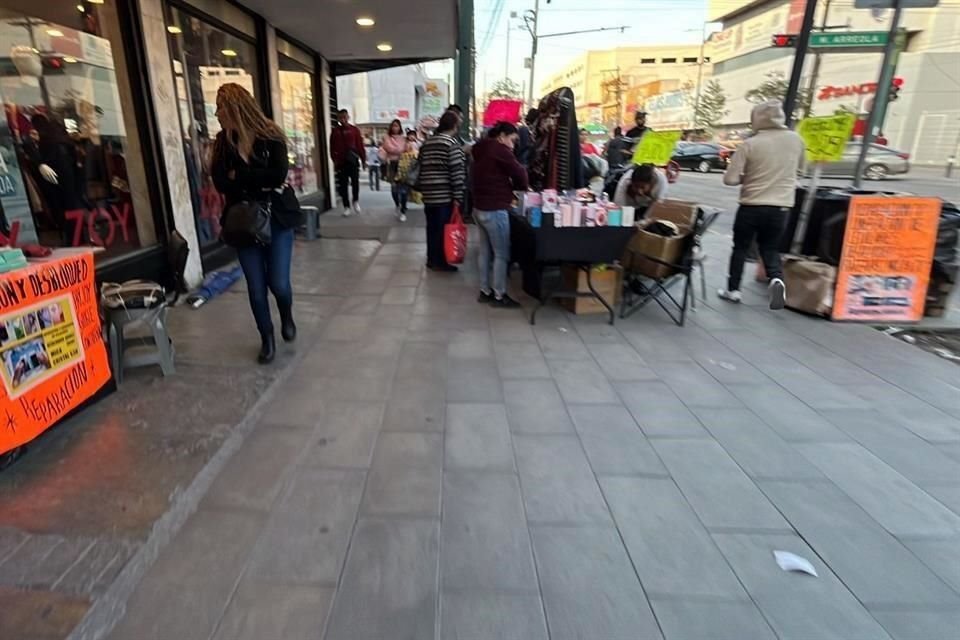 Las banquetas ampliadas son aprovechadas por los vendedores ambulantes.