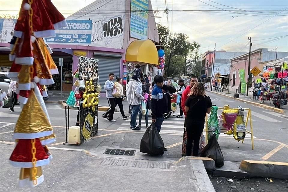 Incluso las 'orejas' de las banquetas pintadas en las calles son usadas para colocar sus puestos.