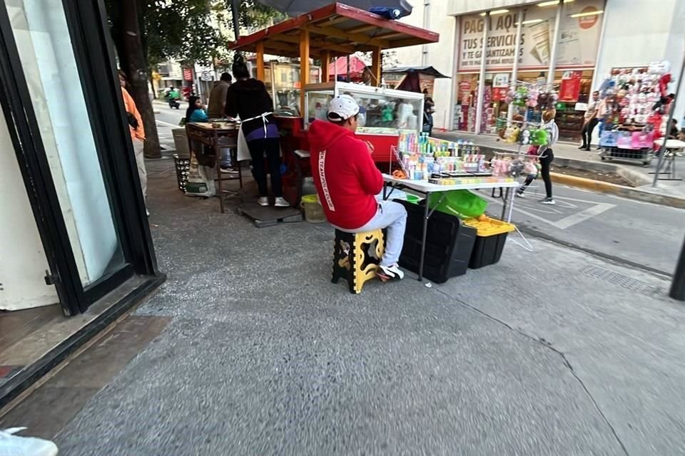 En Modesto Arreola, los puesteros estorban al girar en las esquinas.