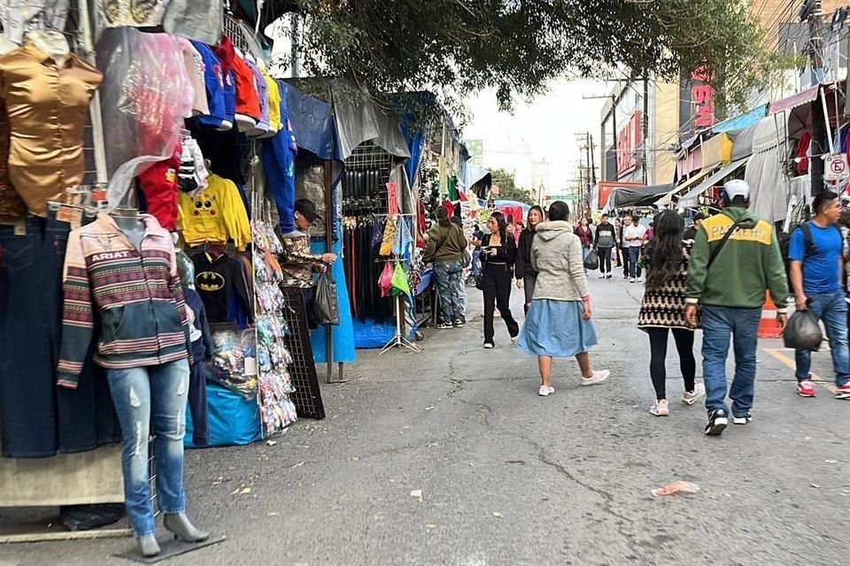 La calle 5 de Mayo se llenó de puesteros en época navideño.