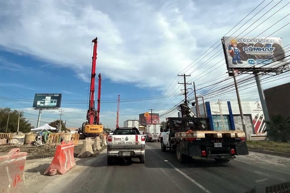 La reducción de carriles en la Avenida Miguel Alemán a la altura de la calle Gonzalo Frankfort provoca largas filas de vehículos.