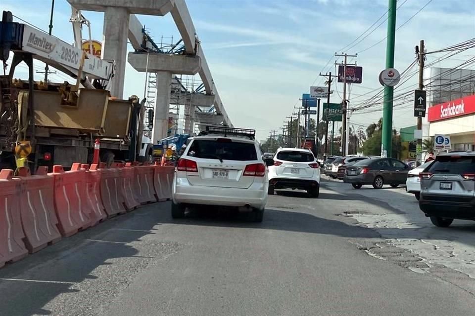 Además de las obras, los baches que están sobre la avenida causan que los conductores bajen su velocidad.