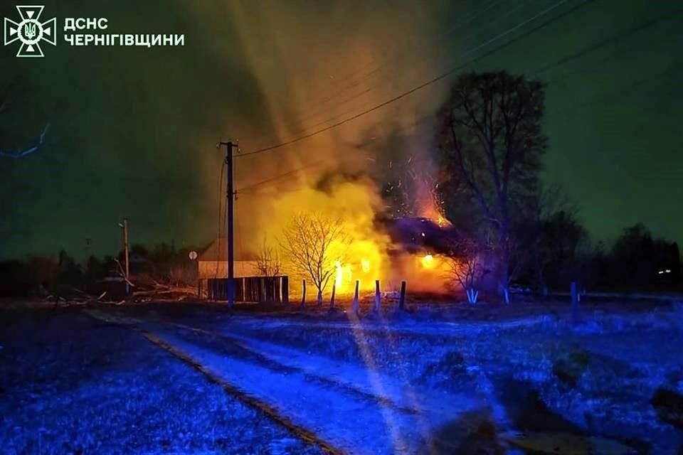 Edificios están en llamas después de un ataque con drones rusos en la región de Chernihiv, Ucrania.