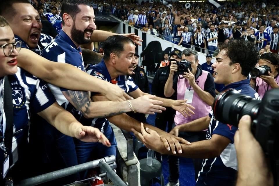 Iker Fimbres festeja con su papá tras anotar en el Clásico Regio.