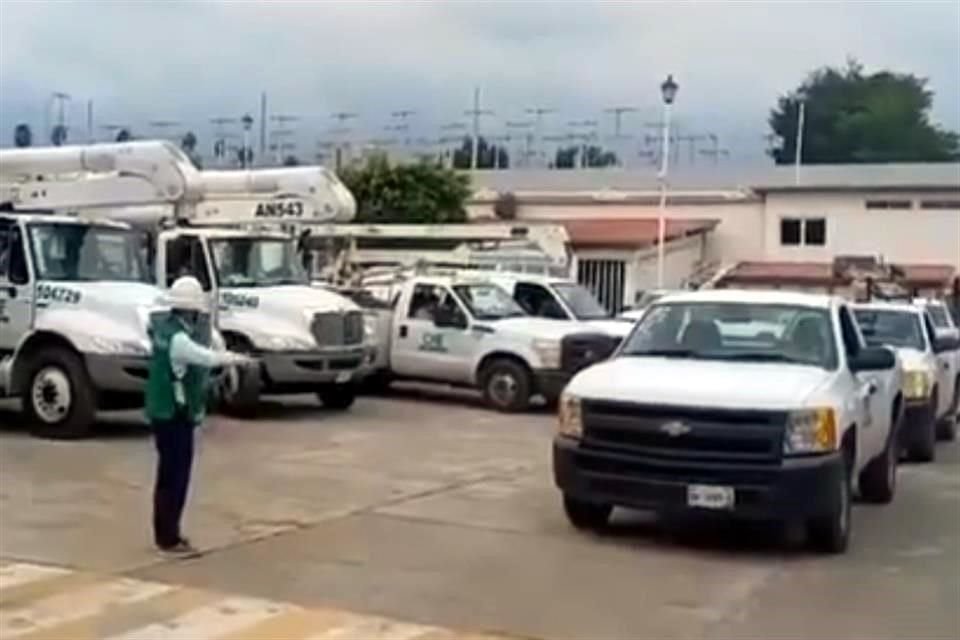 Hombres armados asaltaron a empleados de la CFE y los despojaron de dos camionetas oficiales y herramienta de trabajo.