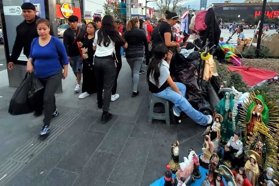 El Municipio de Monterrey afirma que realizan operativos contra puesteros, contrastando con las calles desbordadas de comercio ambulante.