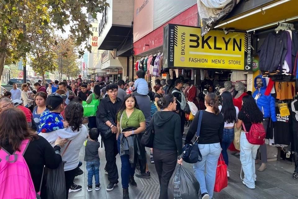 Las tiendas de la Avenida Juárez estuvieron ayer saturadas de clientes.