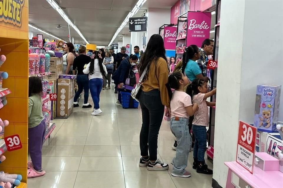 Padres de familia recorrieron los comercios de la zona comercial en busca de los juguetes que sus hijos pidieron a Santa Clos.