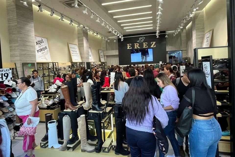 Los jóvenes que buscan estrenar en las próximas fiestas, llenaron las tiendas de ropa y zapatos.