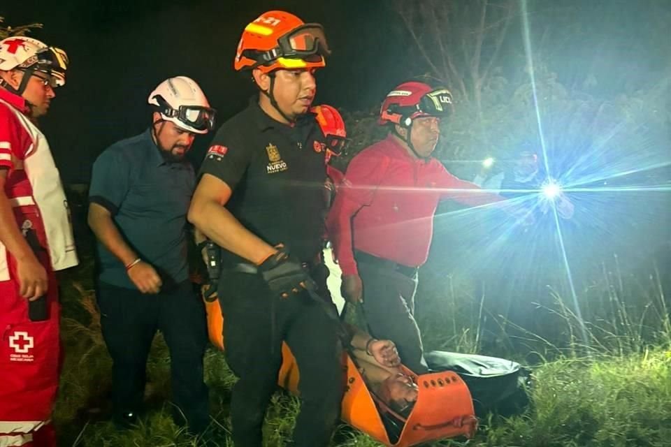 Un hombre que cayó unos 8 metros al lecho del Río Santa Catarina es rescatado con cuerdas y queda con lesiones en la cabeza, en Monterrey.