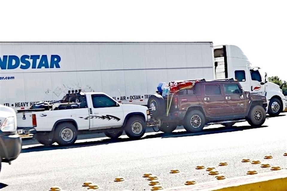 Paisanos en camionetas cargadas de ropa, aparatos y más regalos empezaron a cruzar por Nuevo León rumbo al interior de México.