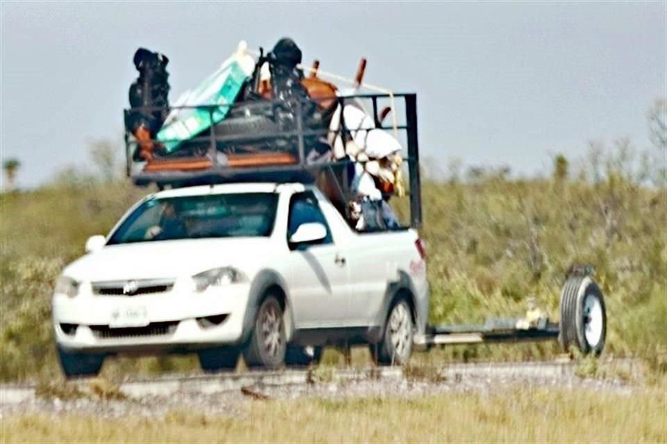 Paisanos en camionetas cargadas de ropa, aparatos y más regalos empezaron a cruzar por Nuevo León rumbo al interior de México.