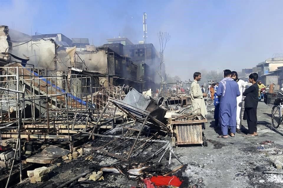 Afaganos inspeccionan los daños de los combates en Kunduz.