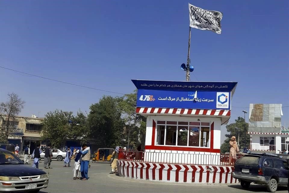 Una bandera del Talibán ondea en la principal plaza de Kunduz, luego de que los insurgentes tomaran el control de la ciudad.