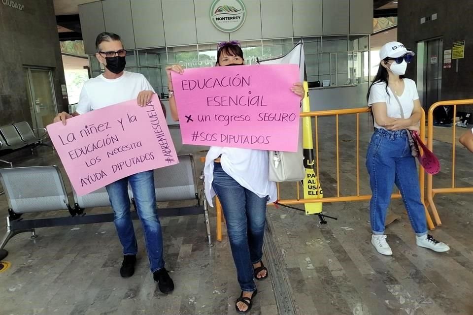 En compañía de sus hijos, decenas de papás del movimiento '¡Abre Mi Escuela!' caminaron con mantas y pancartas por las calles Zuazua y Matamoros.