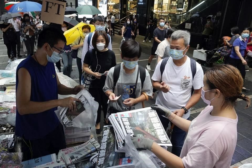 Personas en Hong Kong compran la última edición del Apple Daily en junio pasado.