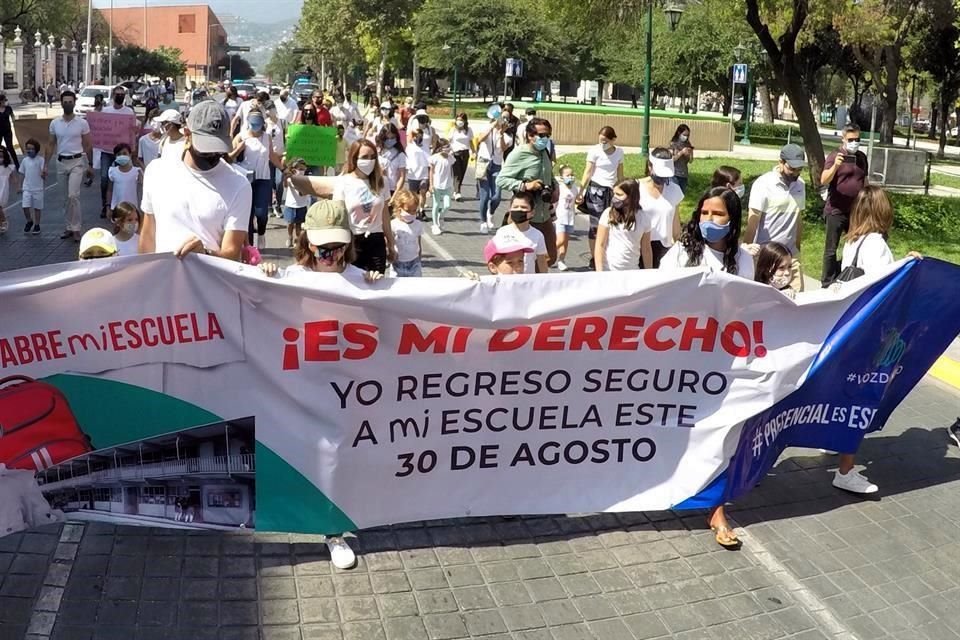 En la marcha para exigir el regreso presencial a clases, los padres de familia fueron acompañados por sus hijos.