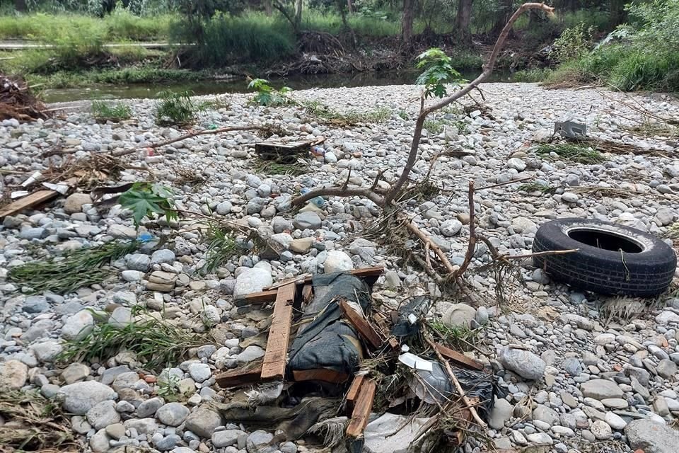 A la altura del mismo Gran Parque Río La Silla, la basura y el deterioro también abundan, en Guadalupe.