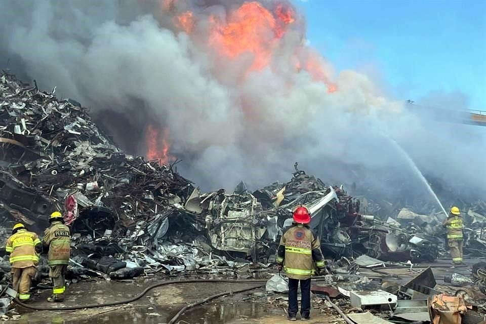 Los bomberos de de cuatro corporaciones trabajaron durante tres horas para confinar el incendio.  