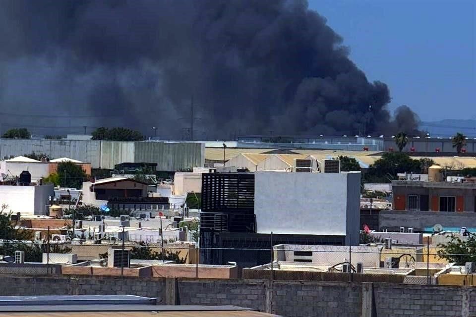 Un incendio en una procesadora de metal movilizó a bomberos y rescatistas estatales y municipales, en Apodaca.
