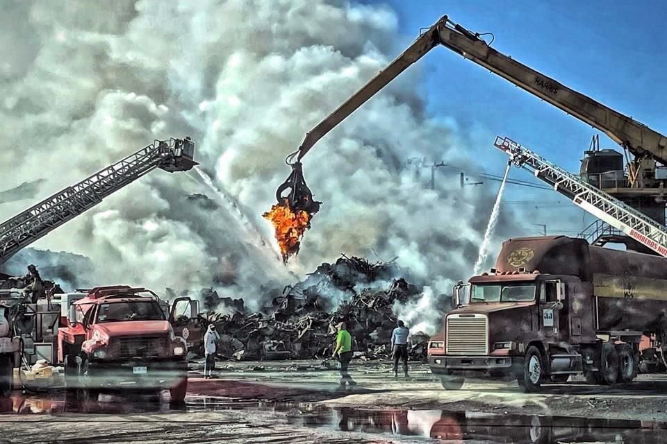 Elementos de Bomberos Nuevo León, Protección Civil del Estado, Protección Civil de Apodaca y de San Nicolás, trabajaron de manera coordinada hasta extinguir el fuego.
