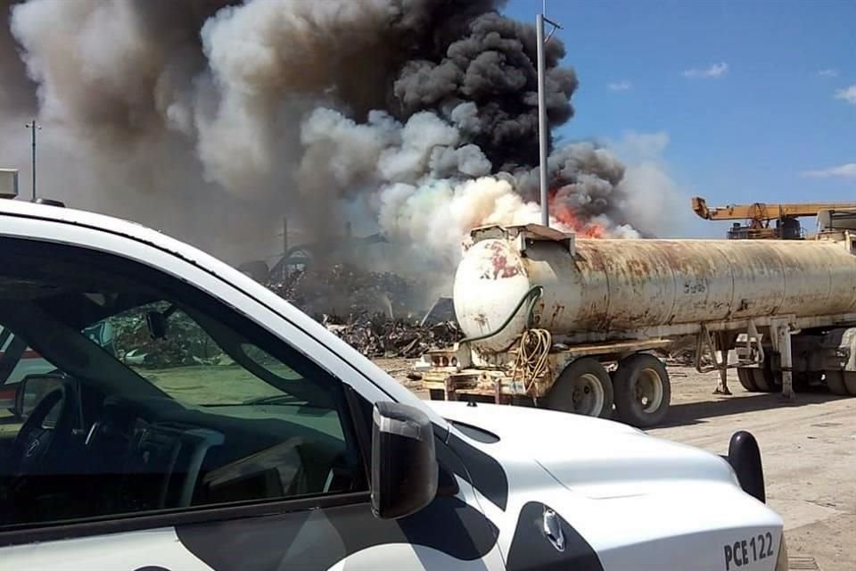Las tareas de remoción del material para evitar que se reavive el fuego seguían anoche.