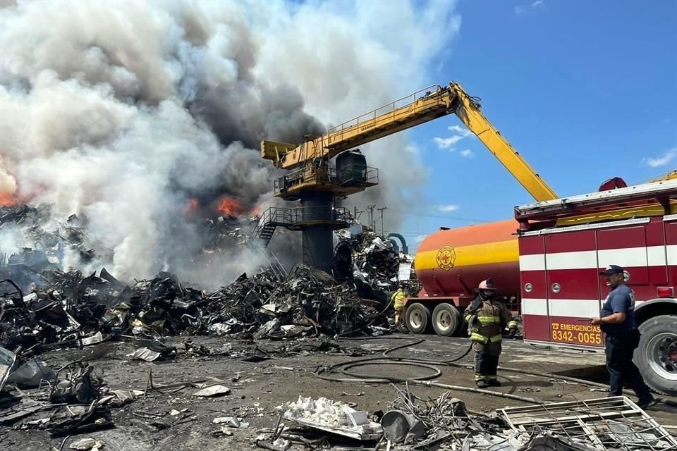 Aproximadamente a las 19:00 horas el siniestro ya estaba confinado y posteriomente se empezó a trabajar con maquinaria pesada para retirar el material.