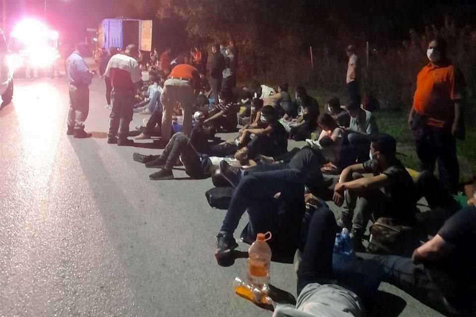 Los migrantes fueron abandonados dentro de un tráiler en el Centro de Juárez que fue localizado por los policías municipales, quienes rescataron a los extranjeros.