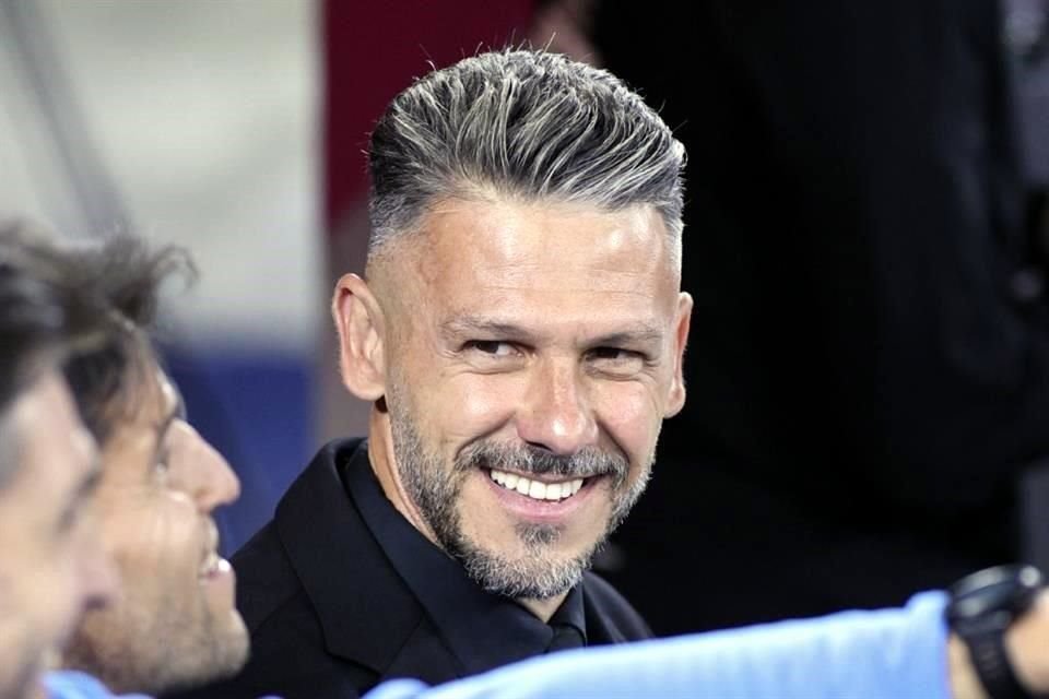 Martín Demichelis, técnico de Rayados, se mostró sonriente antes de iniciar el partido.