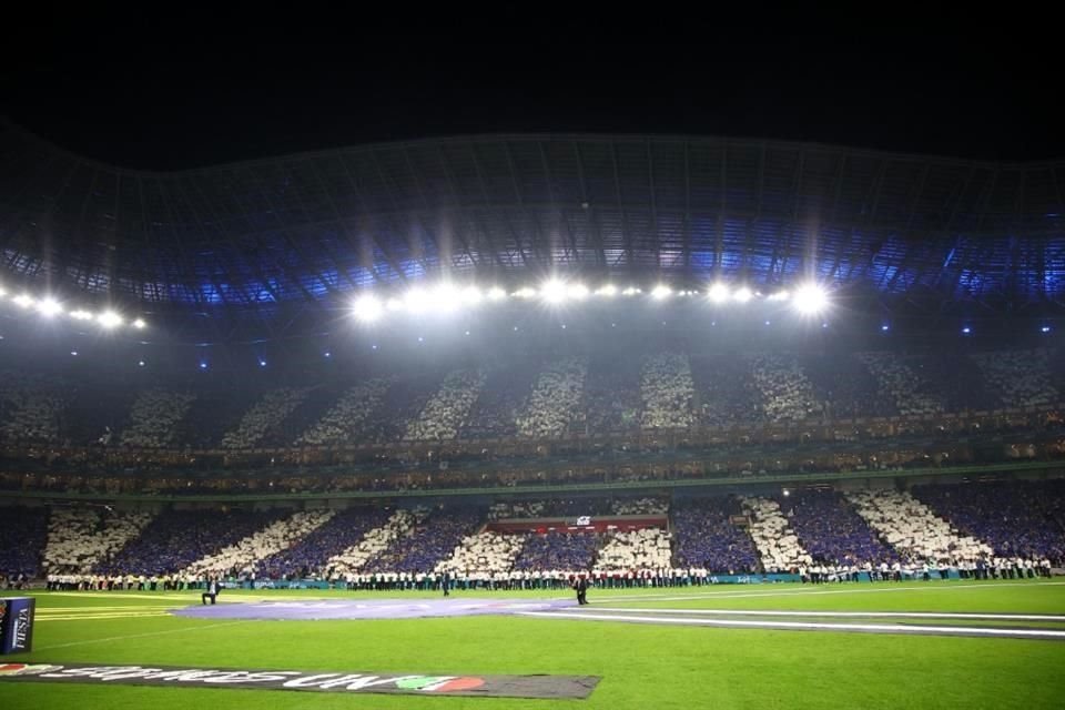 Los aficionados del Monterrey realizaron un bello mosaico en las tribunas.