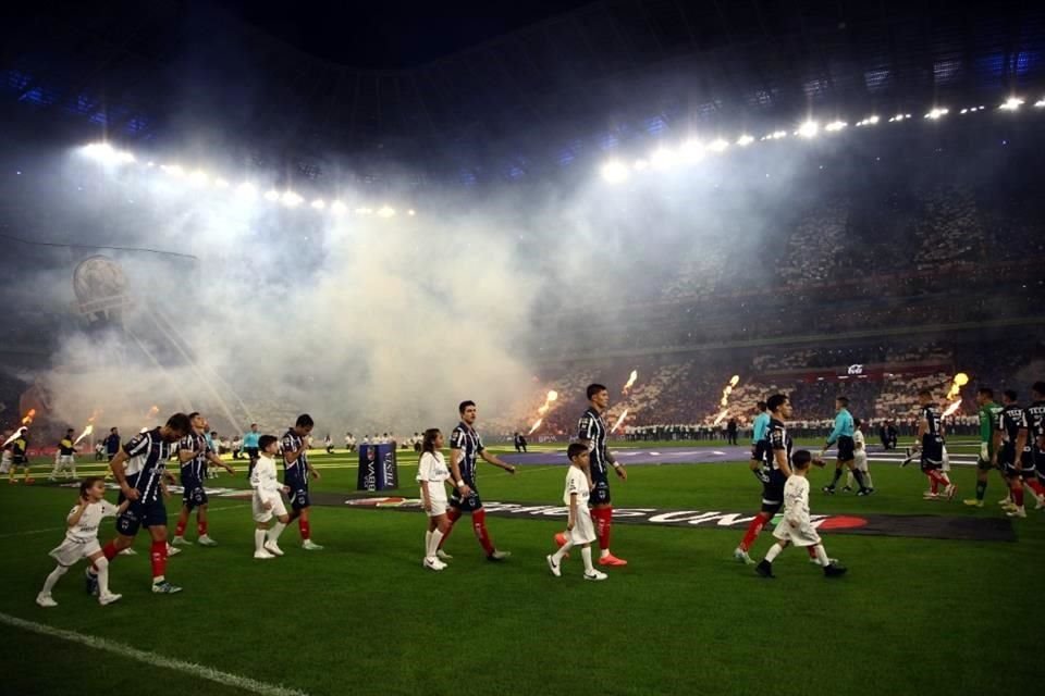 Salida e los jugadores del Monterrey a la cancha.