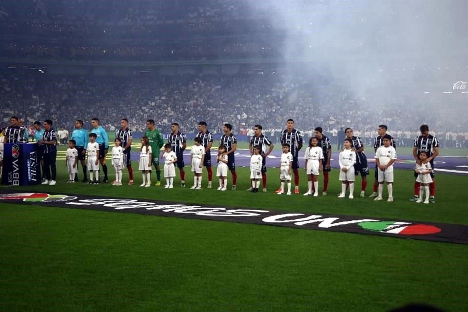 Jugadores de Rayados en el protocolo de la Liga.