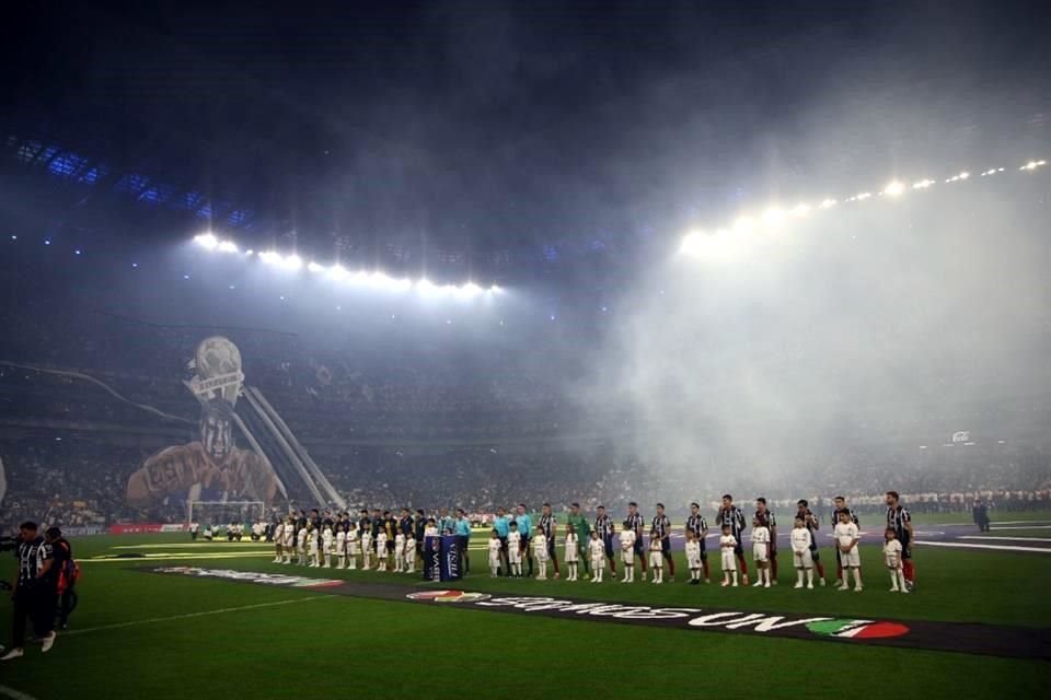 En los momentos previos al arranque del partido se vivió un gran ambiente en el Estadio Monterrey,