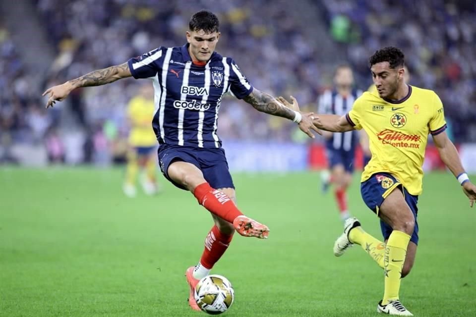 En la primera mitad Rayados estuvo lejos de crear peligro sobre la portería del América.