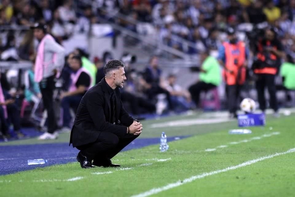 Con el gol en contra, el técnico Martín Demichelis empezó a mostrar gestos de nerviosismo.