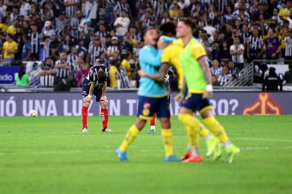 América celebró el tricampeonato en el Estadio Monterrey.