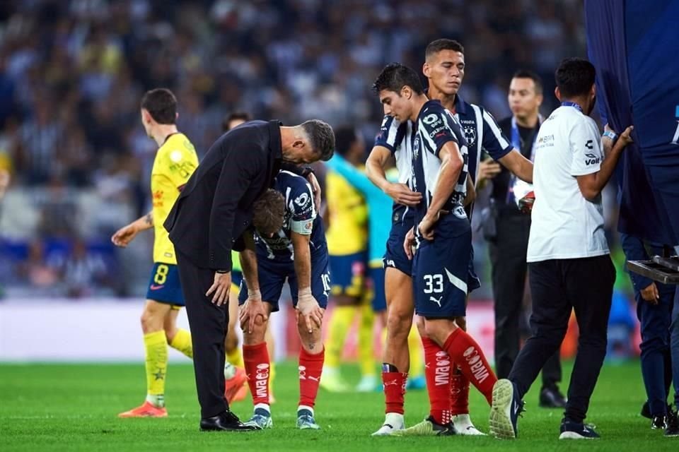 Martín Demichelis consolando a sus jugadores tras el final del partido.