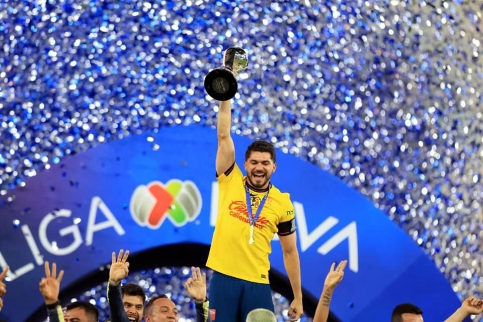 Henry Martin cargó el trofeo, como capitán del equipo.