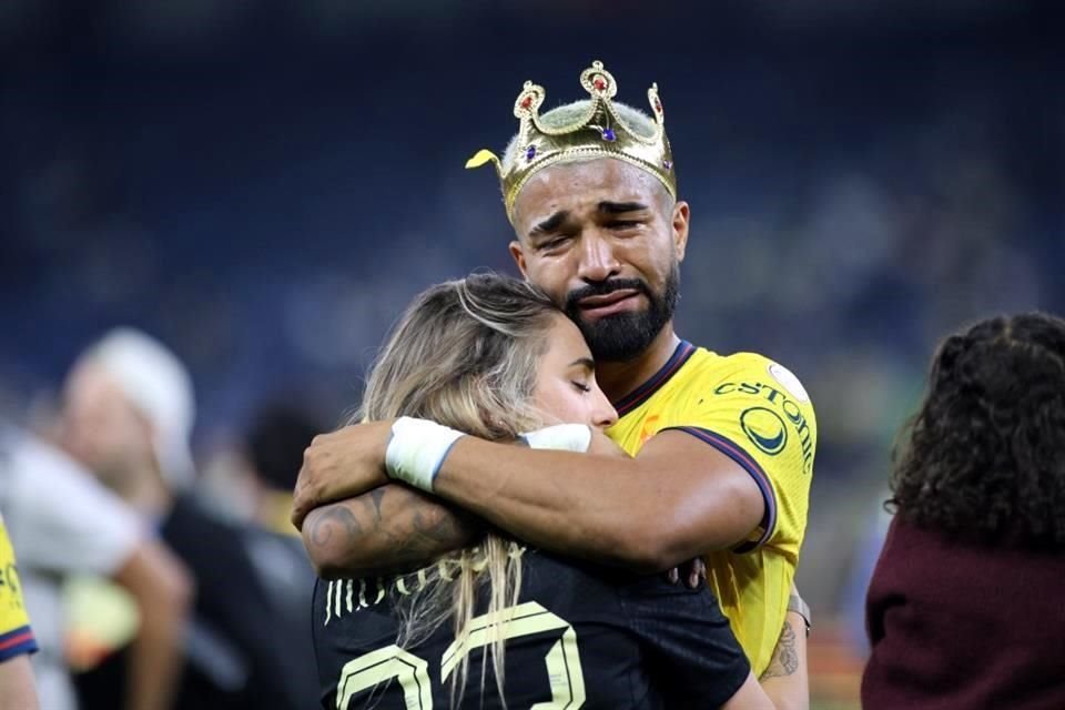 Rodrigo Aguirre se emocionó hasta las lágrimas tras obtener el título en la cancha de Rayados.