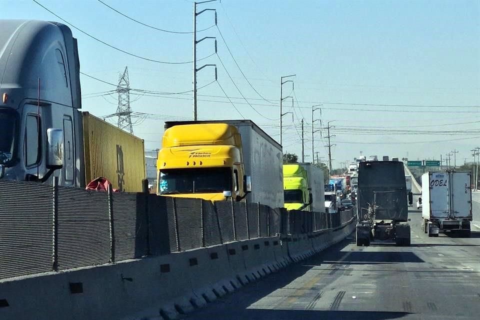 El congestionamiento se agrava en el entronque de las carreteras a Monclova y Colombia, por los cierres de las obras del distribuidor 'Triángulo Norte'.